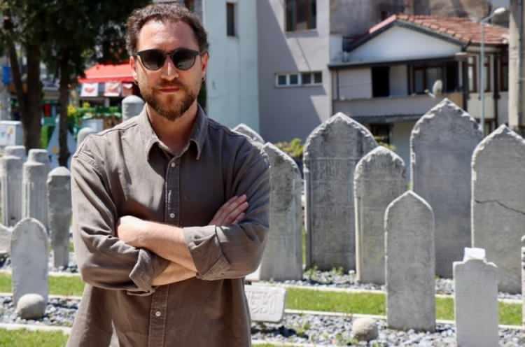 <p><span style="color:#FF0000"><strong>"TAŞ ŞİFRELİ BİR ŞEKİLDE YAZILMIŞ VE BİR&Ccedil;OK ŞEY GİZLENMİŞ"</strong></span></p>

<p><span style="color:#000000"><strong>Sinan Bey'in son derece s&uuml;sl&uuml; bir mezar taşı olduğuna işaret eden Prof. Dr. &Ouml;calan, ş&ouml;yle konuştu:</strong></span></p>

<p><span style="color:#000000"><strong>"Mezar taşında 'Sahib&uuml;'l-kabr/El merhum/El mağfur/Es said/Eş şehid/El-muhtac ila-rahmetillahi teala/Nakkaş-ı Sultan' yani sultanların nakkaşı 'Sinan' veya 'Mehmet Sinan Bey' yazıyor. Burada bir teredd&uuml;d&uuml;m&uuml;z var. Yazı, &ccedil;ok girift. 'İbn Saati Nurullah.' Babasının adı Nurullah olabilir. Farklı okuyanlar var ama ben b&ouml;yle okudum. Dolayısıyla sultanların nakkaşı olduğu, adının Mehmet Sinan olduğu g&ouml;r&uuml;yoruz. Babasının adı Nurullah. Arka tarafında da 'Sahib&uuml;'l-kabr Nakkaş Sinan' yazıyor. Alt tarafında da bir hadis-i şerif var. Mealen 'M&uuml;minler &ouml;lmezler. Bilakis onlar fani alemden baki aleme g&ouml;&ccedil; ederler.' yazar. Taş, şifreli bir şekilde yazılmış, bir&ccedil;ok şey gizlenmiş gibi. B&uuml;t&uuml;n bunlar, biraz bilinmezlik oluşturuyor. Bu kadar s&uuml;sl&uuml; ve g&uuml;zel, &ouml;nemli bir taşı korumak, envanterini &ccedil;ıkararak, araştırmacıların, okuyucuların, meraklıların ilgisine sunmak gerekir."</strong></span></p>
