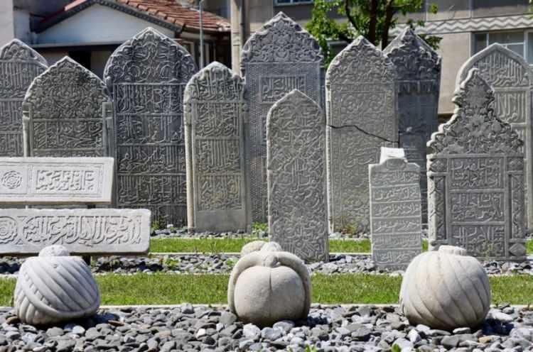 <p><span style="color:#FF0000"><strong>"NAKKAŞ SİNAN BEY'İN &Ccedil;İZDİĞİ TABLO ODUR"</strong></span></p>

<p><span style="color:#000000"><strong>Fatih Sultan Mehmet'in g&uuml;l kokladığı portresinin &ouml;nceleri Sinan Bey'in elinden &ccedil;ıktığının bilindiğini dile getiren Altıntaş, "Yapılan son araştırmalarda, Nakkaş Sinan Bey'in talebesi Şiblizade Ahmet &Ccedil;elebi elinden &ccedil;ıktığı y&ouml;n&uuml;nde ittifaka varıldı. B&ouml;yle bir konsens&uuml;s sağlandı. Fatih, vefatına yakın zamanlarda, padişah deniz mahsulleri &ccedil;ok t&uuml;kettiği i&ccedil;in, kilolu bir halde g&ouml;r&uuml;n&uuml;yor. Onun meşhur bir g&ouml;rseli vardı. Nakkaş Sinan Bey'in &ccedil;izdiği tablo, odur." dedi.</strong></span></p>
