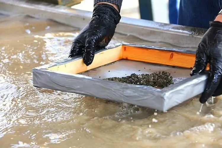 <p>DeCook'un şeker paketi zannettiği nesne aslında bir elmastı.</p>
<p>Mücevher uzmanları, 3.81 karatlık muhteşem bir kahverengi elmas olduğunu söyledi.</p>
