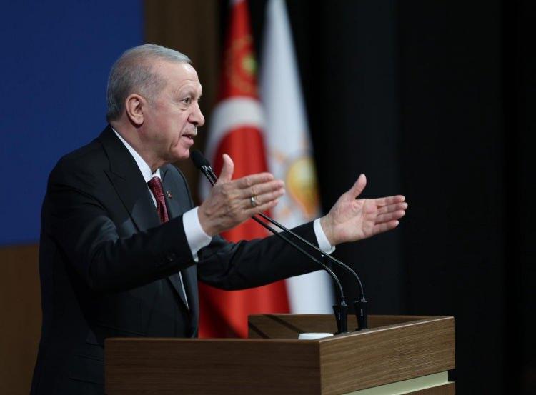 <p><span style="color:#B22222"><strong>"DENKLEM DEĞİŞTİ!"</strong></span></p>
<p> </p>
<p>Geçtiğimiz günlerde açıklama yapan Cumhurbaşkanı Erdoğan, Türkiye'nin diplomasideki yerini bu sözlerle ifade etmişti;</p>
<p> </p>
<p><strong>Şunu artık herkes görmelidir; bölgemizde terör kullanım süresi bitmiştir, yabancı aktörlere bel bağlama dönemi kapanmıştır. Dünyamız kabuk değiştirmekte, eski nizam çatırdamakta, coğrafyamızda ise merkezinde Türkiye'nin yer aldığı yepyeni bir denklem kurulmaktadır."</strong></p>