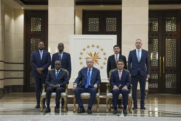 <p>Paylaşılan son dakika haberlerine göre yarın liderleri ağırlayacak Cumhurbaşkanı Erdoğan Cumhurbaşkanlığı Külliyesi'nde Yeni Zelenda, Angola ve ABD büyükelçilerini kabul etti.</p>