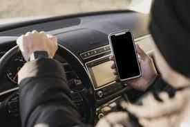 <p><span style="color:#B22222"><strong>CEP TELEFONU KULLANANA 5 BİN LİRA CEZA</strong></span></p>
<p> </p>
<p>Seyir halinde cep telefonu ve haberleşme araçları kullanan sürücülere uygulanan idari para cezası 5 bin liraya yükseltilecek.</p>
<p> </p>
<p><strong>Bu kapsamda son ihlalin gerçekleştiği tarihten itibaren geriye doğru bir yıl içinde bu kuralın ikinci defa ihlal edilmesi halinde sürücülere 10 bin lira idari para cezası verilecek.</strong></p>
