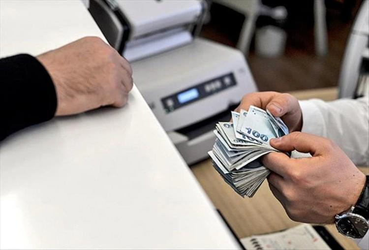 <p>Promosyon kampanyaları, emeklilerin maaşlarını 3 yıl boyunca ilgili bankadan alma taahhüdü vermesiyle geçerli oluyor.</p>
<p> Mevcut sözleşmesi bulunan emekliler ise eski promosyon tutarını iade ederek yeni bankaya geçiş yapabiliyor.</p>