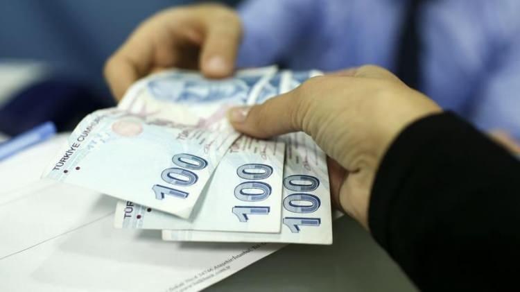 <p><strong><span style="color:#B22222">İKRAMİYE KAÇ LİRA OLARAK ÖDENECEK?</span></strong></p>
<p> </p>
<p><strong>Bu yıl 3 bin lira olan ikramiye 4 bin liraya çıkartıldı. Emekliler ikinci ikramiyeyi de 4 bin lira olarak alacak.</strong></p>
<p> </p>
<p>Dul ve yetimler ise maaş hisse oranına göre ikramiye alacak.</p>
<p> </p>
<p><strong>Toplam ikramiye 8 bin lirayı bulacak.</strong></p>