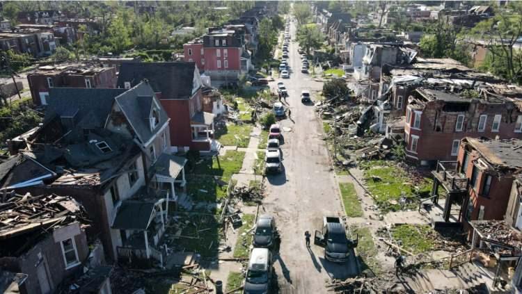 <p>Missouri'de St. Louis Belediye Başkanı Cara Spencer, ilk açıklamasında kentinde beş ölüm olduğunu doğruladı ve 5.000'den fazla evin etkilendiğini söylemişti.</p>
