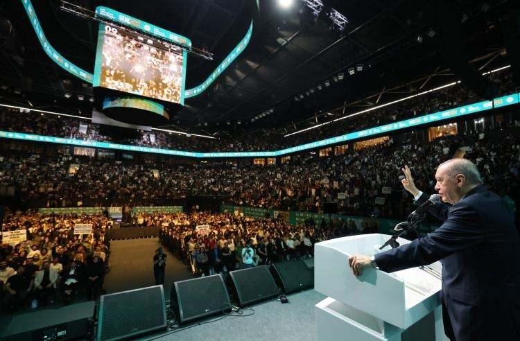 <p>Programda sahne alan ünlü rapçi Sagopa Kajmer ve pop müziğin sevilen ismi Ferhat Göçer, performanslarıyla gençlere unutulmaz anlar yaşattı. </p>