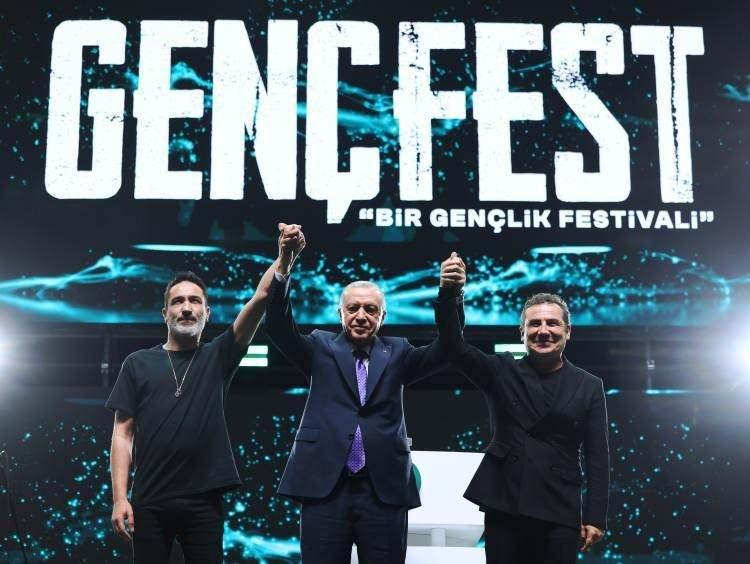 <p>Cumhurbaşkanı Erdoğan'la sahneye çıkan Sagopa Kajmer ve Ferhat Göçer'in katılımcıları selamladığı anlar sosyal medyada büyük ilgi gördü.</p>