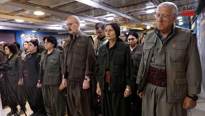 <p><strong><span style="color:rgb(178, 34, 34)">TERÖR ÖRGÜTÜ KONGRESİNİ TOPLAMIŞTI</span></strong></p>

<p>MHP Genel Başkanı Devlet Bahçeli'nin çağrısıyla başlayan iktidarın Terörsüz Türkiye adını verdiği süreçte terör örgütünün kendini feshetmesine ve silah bırakmasına yönelik çağrı İmralı'dan gelmişti.</p>

<p>Bu çağrının ardından PKK kongresini topladığını duyurmuştu.</p>

<p>İki farklı alanda yapıldığı belirtilen kongrenin tam yeri, Öcalan'ın mesajının nasıl iletildiği konularında net bir açıklama yapılmamıştı.</p>

<p>Yapılan ilk açıklamada Öcalan'ın çağrısı temelinde tarihi önemde kararlar alındığı söylenmişti.</p>
