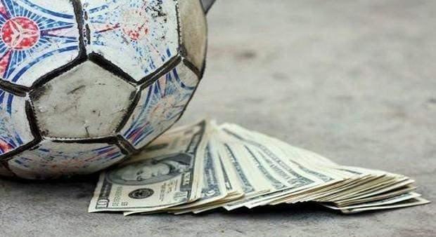 <p>Dünyaca ünlü Forbes en çok para kazanan sporcular listesini paylaştı. Listede NBA yıldızı Stephen Curry, Cristiano Ronaldo ve LeBron James gibi yıldız isimler yer alıyor. </p>