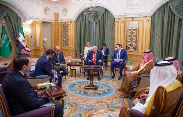 <p>Bunun yanında Trump, başkent Riyad'da Suriye Cumhurbaşkanı Ahmed Şara ve Suudi Arabistan Veliaht Prensi Muhammed bin Selman ile bir araya geldi.</p>
<p> </p>