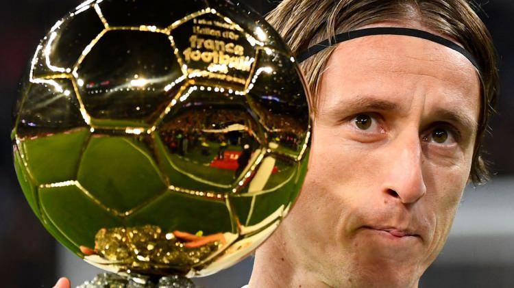 <p>2018 Ballon d'Or ödülünü kazanan Modric, İspanyol ekibiyle 6 UEFA Şampiyonlar Ligi, 5 FIFA Dünya Kulüpler Kupası, 5 UEFA Süper Kupası ve 4 İspanya La Liga şampiyonluğu kazandı.</p>