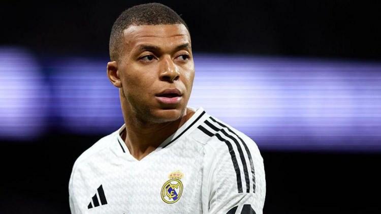 <p>Yöneticiliğe futbolculuk kariyeri kadar parlak başlangıç yapamayan Mbappe, Caen'in düşen performansına engel olamadı.</p>