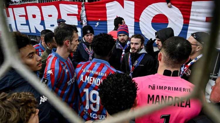 <p>Fransa Ligue 2'de mücadele eden kulüp, 31 maç sonunda sadece 21 puan toplayarak ligin son sırasında yer alarak 40 yıl aradan sonra ilk kez Fransa 3. Ligi’ne düştü.</p>