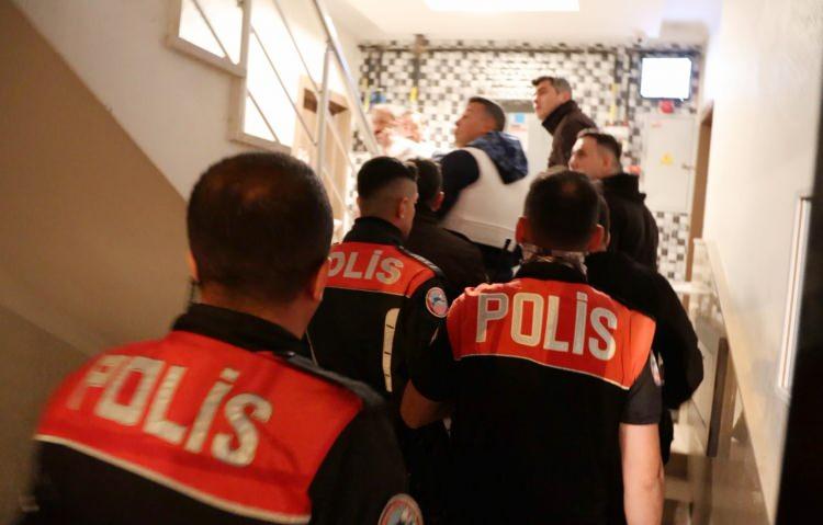 <p><span style="color:#B22222"><strong>"HEPİNİZİ ALLAH’A ŞİKAYET EDECEĞİM"</strong></span></p>
<p> </p>
<p>Polis ekipleri tarafından gözaltına alınan şahıs apartmandan çıkarılırken de bağırmayı sürdürdü. Merdivenlerden inerken, "Hepinizi Allah’a şikayet edeceğim" diyen B.İ. apartmandan çıkarılırken fark ettiği basın mensuplarına da "Çekmeyin" diye tepki gösterdi. </p>
<p> </p>
