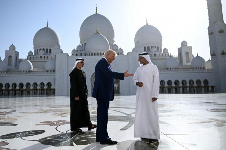 <p><span style="color:#B22222"><strong>GEZİNİN SON DURAĞI</strong></span></p>

<p><strong>​</strong></p>

<p>Başkan Donald Trump Perşembe günü dünyanın en büyük camilerinden birini gezdi ve bu haftaki yurtdışı gezisinin üçüncü ve son durağı için buraya geldiğinde İslami geleneklere uymak için ayakkabılarını çıkardı.</p>
