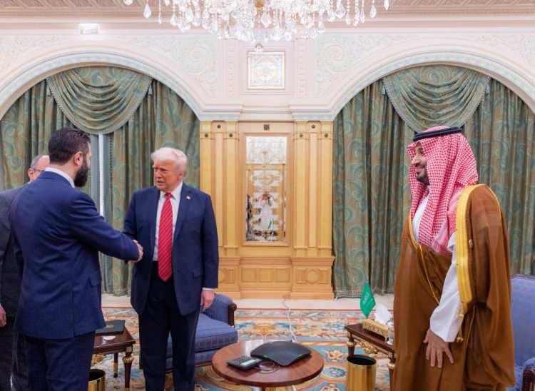<p>Suriye'ye yönelik ülkesinin uyguladığı yaptırımları kaldırdığını ilan eden Trump, aldığı kararda Cumhurbaşkanı Recep Tayyip Erdoğan'ın etkili olduğunun da altını çizdi.</p>

<p> </p>
