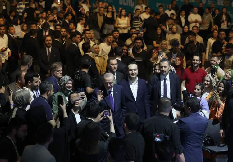 <p>Cumhurbaşkanı Recep Tayyip Erdoğan, İstanbul Basketbol Gelişim Merkezi'nde gerçekleştirilen, GENÇFEST "Bir Gençlik Festivali" programında ünlü sanatçılar Sagopa Kajmer ve Ferhat Göçer ile sahnede bir araya geldi.</p>