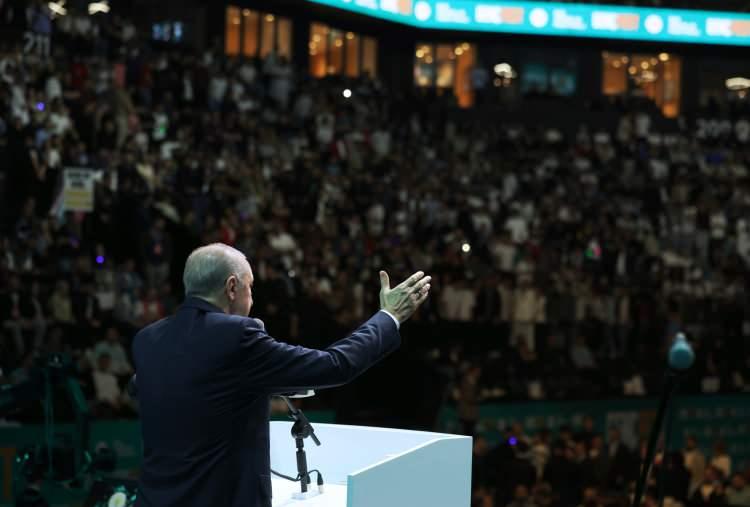 <p>Konuşması sırasında tribünlerde açılan "Roman olur yazsam seni" ve ''Kalbimin en nazlı yerinde, yerin var derinde" pankartlarını okuyan Erdoğan, "Bu romanı bir an önce yaz ama bana göndermeyi de unutma." dedi.</p>