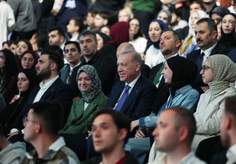 <p><strong>BAŞKAN ERDOĞAN SAGOPA KAJMER VE FERHAT GÖÇER'İ KEYİFLE DİNLEDİ</strong></p>
<p> </p>
<p>Öte yandan program sonunda Cumhurbaşkanı Erdoğan, şarkıcı Ferhat Göçer ve Sagopa Kajmer'in verdiği konseri gençlerle keyifle dinledi.</p>