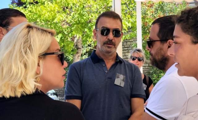<p><span style="color:#B22222"><strong>KOMEDİNİN SEVİLEN YÜZLERİ BİR ARADA</strong></span><br />
D Media imzalı ‘Sıcak Büfe’de Hakan Yılmaz ile Orkuncan İzan birbirine taban tabana zıt iki kardeşi canlandırıyor. Filmde ikiliye Bihter Dinçel, Deniz Hamzaoğlu, Barış Yıldız, Esra Kızıldoğan, Orhan Aydın, Ömer Kurt ve Yüksel Ünal eşlik ediyor. </p>