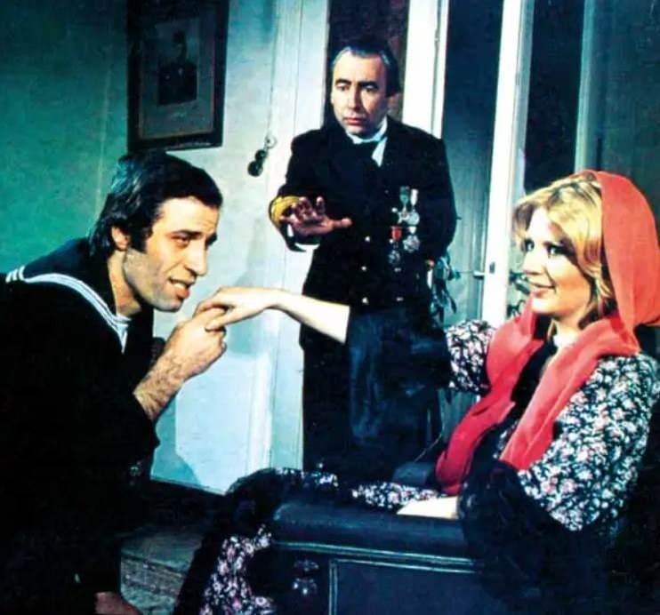 <p><span style="color:rgb(0, 0, 0)">74 yaşındaki oyuncu Hale Soygazi internet dolandırıcıların hedefi oldu. </span></p>