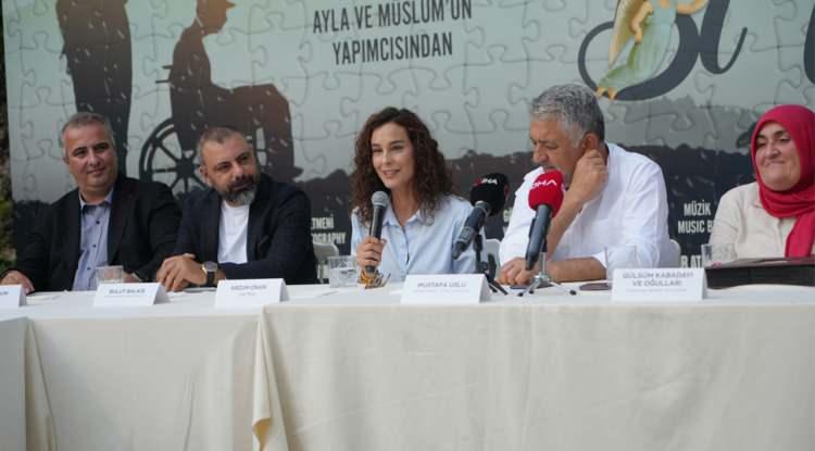 <p>Antalya'da düzenlenen basın toplantısına yönetmen Gökhan Arı, yapımcılar Mustafa Uslu, Talha Orhan ve Ufuk Balkis, oyuncular Hülya Duyar, Leon Kemstach, Fikret Kuşkan, Arzum Onan, Yüsra Geyik ve film ekibinin diğer üyeleri katıldı. Toplantıda Gülsüm Kabadayı ve oğulları da yer aldı.</p>
<p> </p>