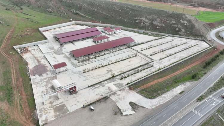 <p>Öte yandan geçen yıla göre yüzde 100’ün üzerinde artan yem, saman, nakliye, yer kirası ve çoban ücretini aynı oranda satış fiyatlarına yansıtamadıklarını belirten besiciler, büyükbaş ve küçükbaş kurbanlık fiyatlarında geçen yıla kıyasla yüzde 30 ila 35 arasında artış meydana geldiğini söyledi.</p>
<p> </p>