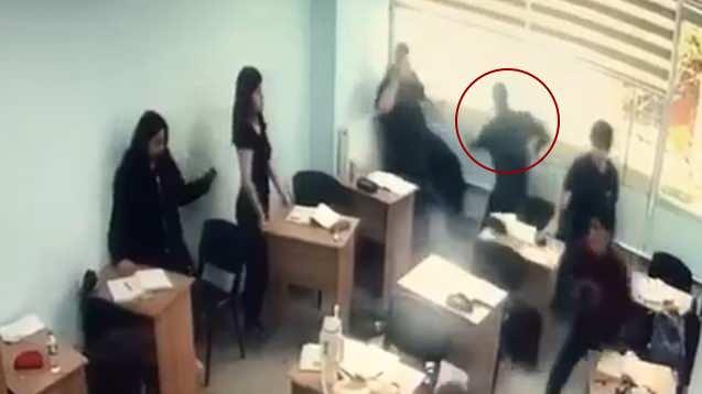 <p>belirsiz bir şüpheli, özel bir eğitim kursuna girerek elinde bıçak ve sopayla<strong> T.A.K. isimli öğrenciye saldırdı.</strong></p>