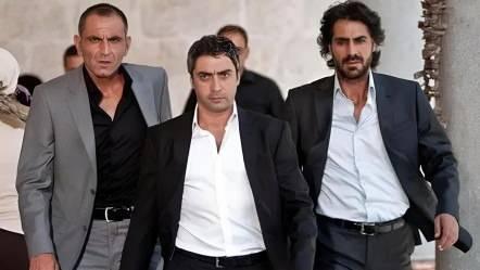 <p><span style="color:#000000"><strong>Türk televizyonların en uzun soluklu ve en sevilen yapımlarından biri olarak adından söz ettiren "Kurtlar Vadisi", sürükleyici konusu ve yıldız oyuncu kadrosuyla yıllar geçse de hafızalarda tazeliğini koruyor.</strong></span></p>