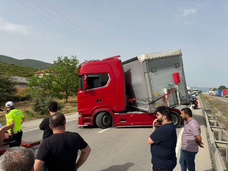 <p>Kaza, dün (16 Mayıs) akşam saatlerinde Orhangazi - Gemlik yolu Gedelek trafik ışıklarında meydana geldi.</p>
