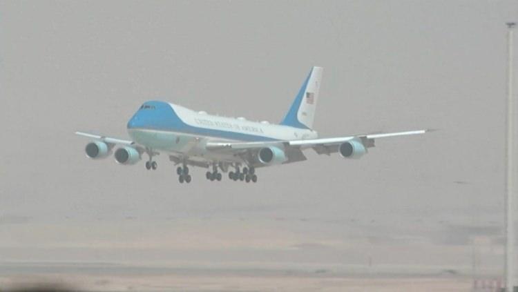<p> Suudi Veliaht Prensi Muhammed bin Selman ile ABD Başkanı Donald Trump ve beraberindeki heyetler, Yemame Sarayı'ndaki Kraliyet Divanı'nda bir araya geldi.</p>