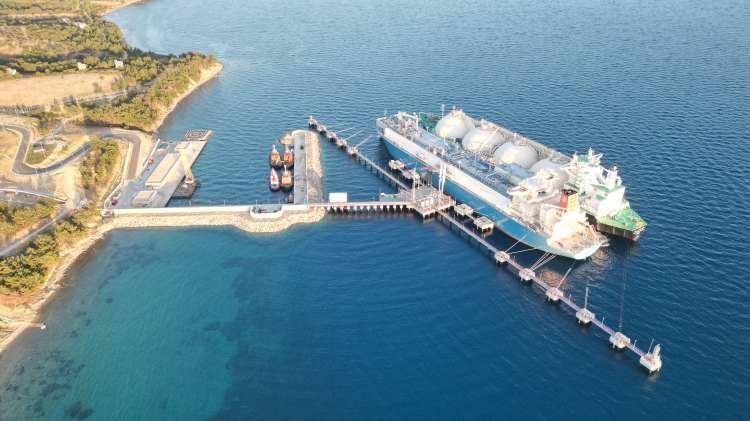 <p>Με τη σύμβαση που υπογράφηκε μεταξύ της εθνικής μας εταιρείας BOTAŞ και της δημόσιας εταιρείας ενέργειας της Αιγύπτου EGAS, μια FSRU στο απόθεμα της BOTAŞ θα εκτελεί εποχιακές εργασίες στο εξωτερικό για πρώτη φορά. </p>