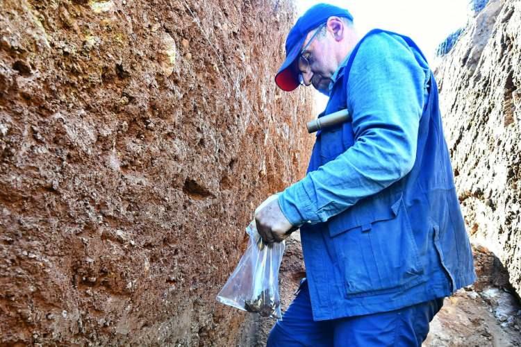 <p>Gelen son dakika haberine göre Konya'nın Kulu ilçesinde saat 15:46’da 5.2 büyüklüğünde deprem meydana geldi. Ankara ve çevre illerde de hissedilen deprem paniğe neden oldu...</p>

<p> </p>
