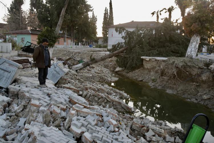 <p>Maden Tetkik Arama Genel Müdürlüğü (MTA) diri fay hatları haritasını güncelleyerek kamuoyuyla paylaştı. Türkiye diri fay haritası risk altındaki 45 il ve 110 ilçeyi işaret ediyor. </p>
<p> </p>