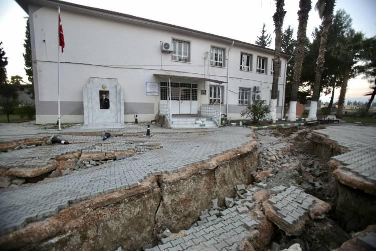 <p><span style="color:#B22222"><strong>Kuzey Anadolu Fay Hattı (KAF):</strong></span></p>
<p> </p>
<p>Türkiye'nin en aktif ve bilinen fay hattıdır. Doğu Karadeniz'den başlayarak, Kuzey Anadolu boyunca batıya doğru ilerler ve Ege Denizi'nde son bulur. Bu fay hattı, tarihte birçok büyük depreme neden olmuştur.</p>
<p> </p>