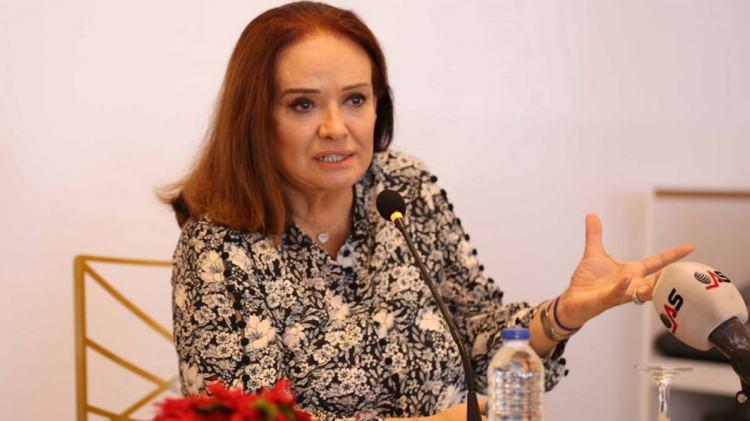 <p><span style="color:#000000">Kendisini görüntüleyen muhabirlere tepki gösteren ve davranışıyla sosyal medyada eleştirilerin odağı olan Müjde Ar'dan olayla ilgili ilk açıklama geldi.</span></p>