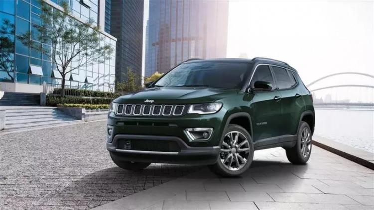 <p><strong>JEEP-</strong></p>
<p> </p>
<p>SUV dünyasının önemli oyuncusu Jeep, segmentinin en çok tercih edilen modeli Avenger Electric ve Avenger E-Hybrid ile Renegade için 200 bin TL'ye 12 ay yüzde 1,99 faizli kredi olanağı sunuyor. Aynı zamanda otomobil için 200 bin TL’lik nakit indirimi de söz konusu.</p>
<p> </p>
<p>Markanın Compass modeli için ise 500.000 TL'ye yüzde 1,99'luk kredi kampanyası mevcut.</p>