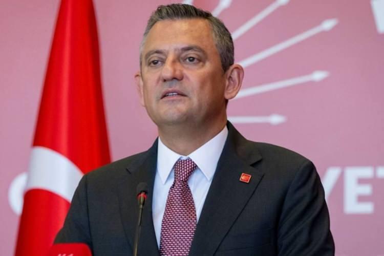<p><strong>CHP Genel Başkanı Özgür Özel</strong>, maden İşletmelerinde <strong>İşçi Sağlığı ve İş Güvenliği Sempozyumu</strong>'nda <strong>Soma</strong> maden faciasıyla ilgili dikkat çeken değerlendirmelerde bulundu.</p>
<p> </p>
<p>11 yıldır her yıl aynı tarihte <strong>Soma</strong>'da olduğunu belirten Özel, sağlığı el verip hayatta olduğu sürece <strong>Soma</strong>'ya gitmeye devam edeceğinin altını çizdi.</p>