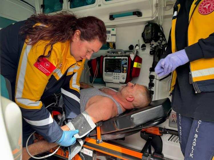 <p><span style="color:#A52A2A"><strong>SÜRÜCÜ HASTANEYE KALDIRILDI </strong></span></p>

<p>Olay yerine gelen ambulans ekibi arının soktuğu şoktaki sürücüyü hastaneye kaldırdı.</p>
