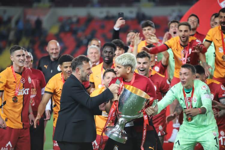 <p>Galatasaray takımı ve taraftarların coşkusu kupanın havaya kaldırılmasının ardından zirveye ulaştı.</p>
