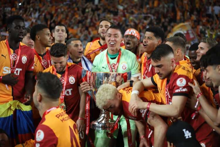 <p>Galatasaray, 63. Ziraat Türkiye Kupası finalinde Gaziantep Stadyumu’nda karşılaştığı Trabzonspor'u Osimhen (2) ve Barış Alper Yılmaz'ın golleriyle 3-0 mağlup etti.</p>