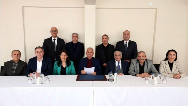 <p><span style="color:#000000"><strong>Terör örgütü PKK'nın 5-7 Mayıs tarihlerinde toplanan fesih kongresinin kararları çerçevesinde "PKK adıyla yürütülen çalışmalar sonlandırıldı." açıklaması yapıldı. </strong></span></p>