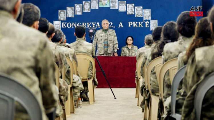 <p>Türkiye yeni bir sürece imza attı. </p>
<p> </p>
<p>47 yıllık kanlı terör fesih ve silah bırakma kararını ilan etti.</p>
<p> </p>
<p>Örgüt yönetim kadrosuna ne olacak soruları kamuoyunun gündeminde tartışmaya devam ederken dünyada terör sorununa en yakın terör örgütlerinin nasıl son bulduğu, silahları nasıl teslim ettiği, süreçlerin zamana nasıl yayıldığı da merak ediliyor. </p>
<p> </p>
<p> </p>
<p> </p>