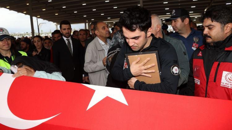 <p>Komiser Abdullah A.’nın yakalama çalışmaları için şehit polis memuru Şeyda Yılmaz ve Kürşat Hakkı S.’yi görevlendirdiği, <strong>Ihlamurkuyu Mahallesi Petrolyolu Caddesi</strong>’nde yaşanan kovalamaca ve arbedede polis memuru <strong>Şeyda Yılmaz</strong>’ın hayatını kaybettiği aktarıldı.</p>