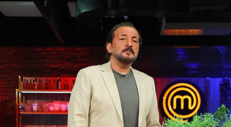 <p><em><strong>MasterChef Türkiye yarışmasında jüri üyeliği yapan şef Mehmet Yalçınkaya'nın restoranındaki fiyatlar sosyal medyaya düştü.</strong></em></p>