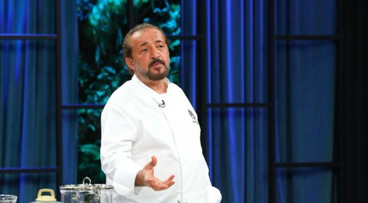 <p>Ünlü şefin restoranına giden bir sosyal medya kullanıcısı, yediği yemeğin fiyatını paylaştı. Bunun üzerine sosyal medyada gündem olan yemek fiyatları, yeni bir tartışma başlattı.</p>