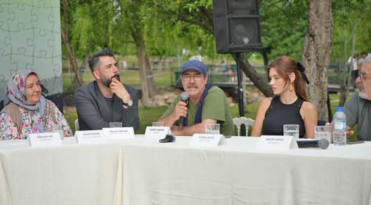 <p><span style="color:#800080"><strong>14 ÜLKEDE AYNI ANDA VİZYONA GİRECEK</strong></span></p>
<p>Filmin senaryosunu Mustafa Uslu ve Mert Dikmen birlikte kaleme alırken, yönetmenliğini ise Gökhan Arı yapıyor. Film, bu yılın sonunda Türkiye, Rusya, Çin ve 11 Avrupa ülkesinde eş zamanlı vizyona girecek.</p>