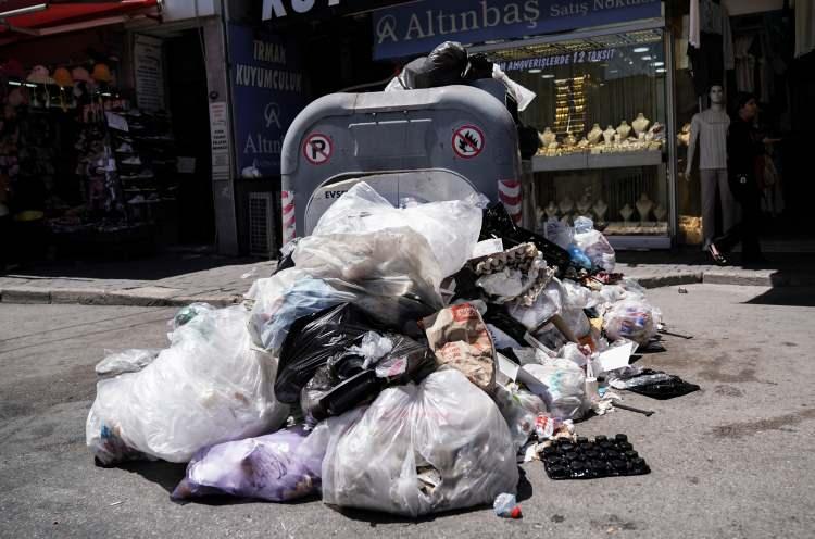 <p>Genel-İş Sendikası üyesi işçiler, maaşlarının bir bölümünün ödenmediği gerekçesiyle salı günü iş bırakma eylemi başlattı.</p>