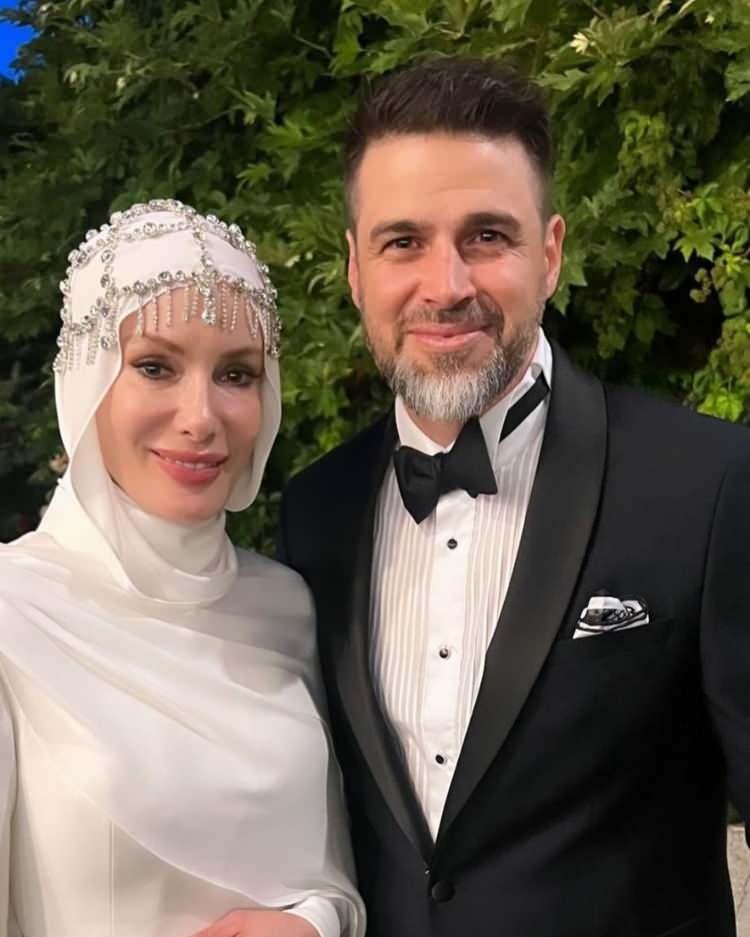 <p><span style="color:#000000">Oyuncu Gamze Özçelik ve Boşnak asıllı Avustralyalı aktör Reshad Strik geçtiğimiz yıl haziran ayında evlenmişti.</span></p>