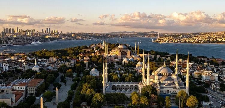 <p><span style="color:#B22222"><strong>İŞTE DÖRT AY İÇİNDE YAŞANACAKLARIN DETAYLARI</strong></span></p>
<p> </p>
<p>Her yıl olduğu gibi yaz ayları başta emekliler olmak üzere milyonlarca vatandaşın gelirinin arttığı dönemler oluyor. Bu yılın toplu sözleşme yılı olması da yaz aylarının önemini artırıyor.</p>
<p> </p>
<p><strong>Yapılacak artışlar, ortaya çıkacak 6 aylık enflasyon sadece emekli ve memurların değil milyonlarca vatandaşın gelirini artıracak. </strong></p>